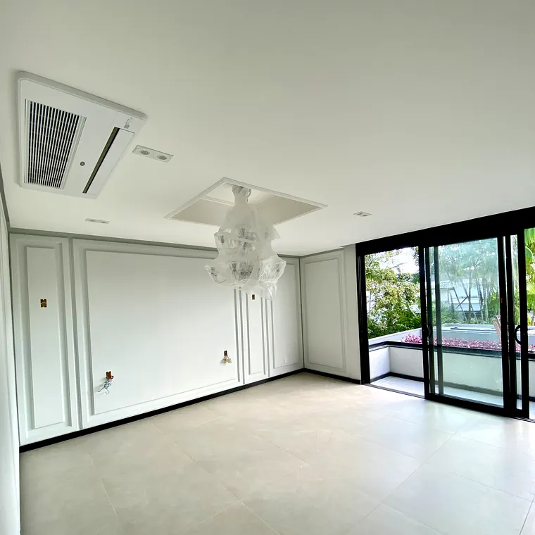 Salão com boiseries em gesso nas paredes