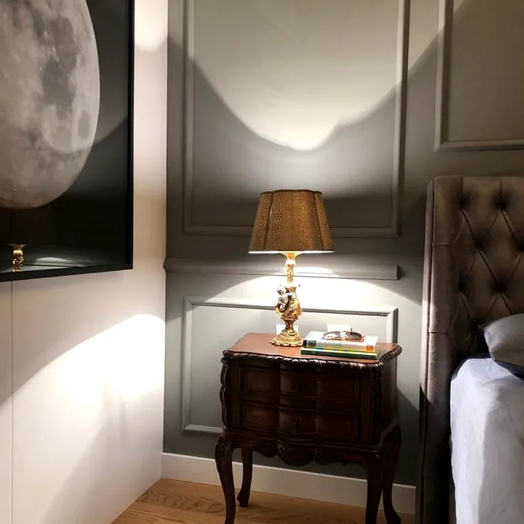 Boiseries em gesso na parede do quarto