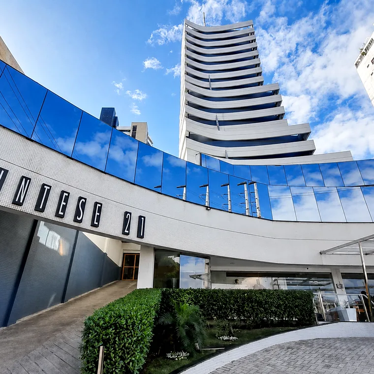 Edifício comercial com revestimento de gesso executado pela Évora